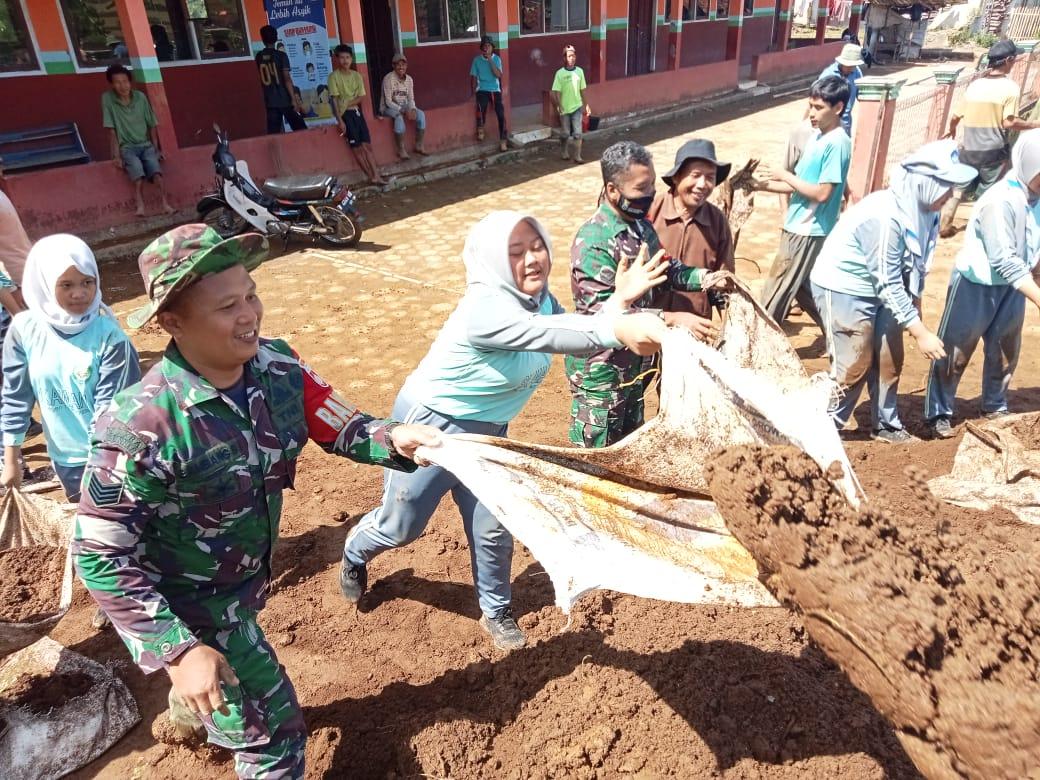 Kegiatan Lanjutan Pembersihan Material Longsor di SD Susukan, Banjarnegara
